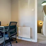 Pass The Keys Beautiful 3-Bed Riverside Townhouse W Parking