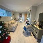 Seaside Bungalow For 6 Close To Village & Beach