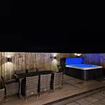 No 1 The Paddock - Spacious Holiday Home With A Hot Tub
