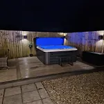 No 1 The Paddock - Spacious Holiday Home With A Hot Tub