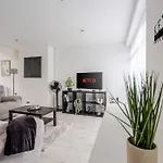 Comfy 3 Bedroom Home - Merseyside