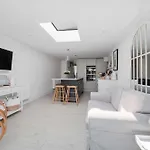 Host & Stay - Iris Cottage