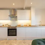 Apartment 5, King'S Court