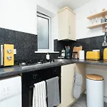 One Bedroom Home, Central, Free Parking, Sleeps 4