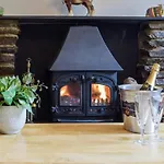 Ty Lewis Cottage