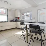 Room 3 At Jubilee House - Free Parking, Self Check-In, Fast Wifi And Smart Tv By Yoko Property