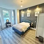 Immaculate & Creative 2 Bed Flat Near City Centre With Private Parking
