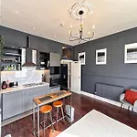 Immaculate & Creative 2 Bed Flat Near City Centre With Private Parking