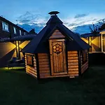 20 Guest Luxury Stay - Private Pool, Hot Tub & Gym