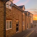 No3 Little Eaton - Perfectly Located Town House - By The Sea - Free Parking