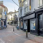 4 Bed Town House, Central Cowes