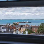 Ryde Retreat-Sea View Apartment