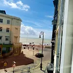 Waves, Central Beach Town Apartment