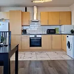 Sidemersey Livings - Central And Quiet 2-Bedroom Apartment