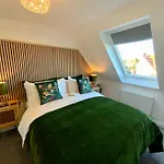 The Hideaway - Luxury Self Catering Coastal Apartment With Private Entrance & Key Box Entry Just A Few Minutes Walk To The Beach, Solent Way Walk, Shops And Many Eateries & Bars - Free Off Road Parking,Full Kitchen, Lounge,Bedroom , Bathroom & Wi-Fi