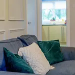 Close To City Centre Stylish 3 Bedroom House