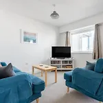 Spacious Flat Sea Views & Private Parking Fistral
