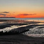 Stylish & Sunny Whitstable Home - Minutes From Sea