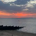 Stylish & Sunny Whitstable Home - Minutes From Sea