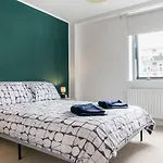 Stylish City Centre 2 Bedroom Apartment With Belfast Cityscape View