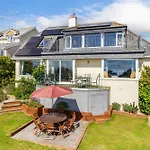 Umbrella Pines - Clifftop Home, Stunning Views
