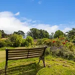 Umbrella Pines - Clifftop Home, Stunning Views