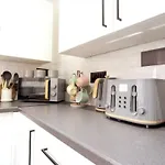Cedar House - Air Host & Stay