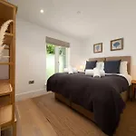 Ocean Reach, Stunning Sea View And Balcony, 2 Bedroom 2 Ba, Parking