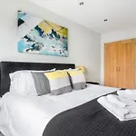 Modern House In St Agnes Parking & Garden