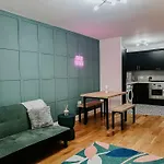 Whitehall Square Apartments- Queen'S Quarters