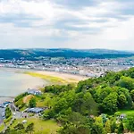 Anchorage Apartment 5 - Two Bed Apartment Close To The Centre And The Beach, Located In Llandudno, North Wales