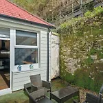 Cosy Home On The Waterfront Private Parking