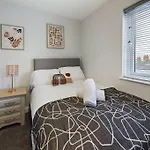Sleek 2-Bedroom Stay In Belfast