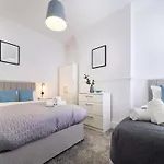 Woodcroft House - Air Host & Stay - 4 Bedrooms