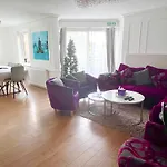 City Centre House - 5 Bedrooms - Sleeps 9 - Parking