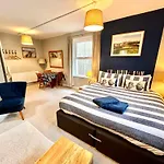 Central Tenby Private Pad - View Of High Street