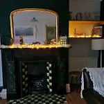 Midships A Holiday Home In Dartmouth Sleeps Upto 6 People ,Pet Friendly , 10 Minutes Walk To Town Centre With Parking Included