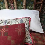 Caban Delor. Off-Grid Glamping Experience. Walking Distance Into Caernarfon. 20-Min Drive To Snowdonia Or Anglesey.