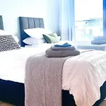 Luxury Apartment Close To Theatre, Barbican & Hoe 2 Kings Or 4 Single Beds Secure Covered Parking