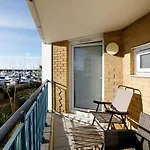 2Br Apartment With Balcony On Brighton Marina