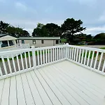 A Lovely Caravan That Truly Has It All, Perfect For Families, Couples, Or Friends In Newquay