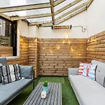 Stunning Apartment In Central Whitby - Private Garden Terrace