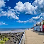 The Wave - 3 Bed Beach Front Home In Sheringham