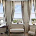 Modern Apartment Private Parking Walk To Beach