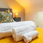 Sleeps 8! Stylish 2 Bedroom House In Barrow-In-Furness - Close To Bae Systems, Hospital & Lakes