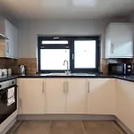 Spacious Cottage 3 Bedrooms With Free Private Parking In A Central Location