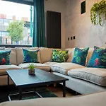 Spacious Cottage 3 Bedrooms With Free Private Parking In A Central Location