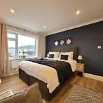 Modern And Cosy 2 Bedroom Bungalow In Clacton With Large Private Garden By Catchpole Stays