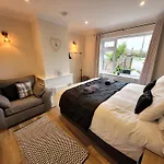 Modern And Cosy 2 Bedroom Bungalow In Clacton With Large Private Garden By Catchpole Stays