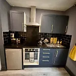 Stylish Studio Flat With Private Patio